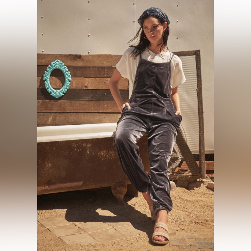 09 RESTOCK ✨Fabulous Stretch Velvet Pleated Overall jumpsuit - Picture 3 of 5